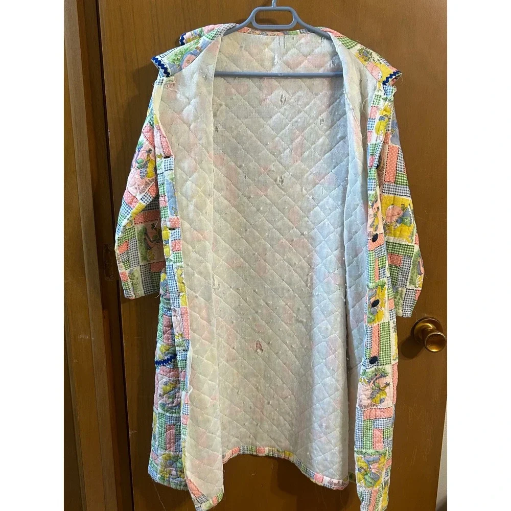 VTG Handmade Quilted House Coat Cottagecore Holly Hobbie Style Patchwork Robe‎